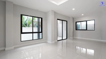 บ้านรีโนเวทใหม่ 3 ชั้น โครงการ ลิฟวิ่งพาร์ค พระราม5 เนื้อที่ 37.2 ตร.ว. พื้นที่ใช้สอย 241.75 ตร.ม. ฟังก์ชัน 5 ห้องนอน 4 ห้องน้ำ 2 ที่จอดรถ พร้อมเข้าอยู่ โครงการบนทำเลแห่งการเดินทาง เชื่อมต่อถนนนครอินทร์ ถนนบางศรีเมือง ใกล้เซ็นทรัลเวสต์วิลล์ และโรงเรียนนานาชาติร่วมฤดี ราชพฤกษ์ แคมปัส