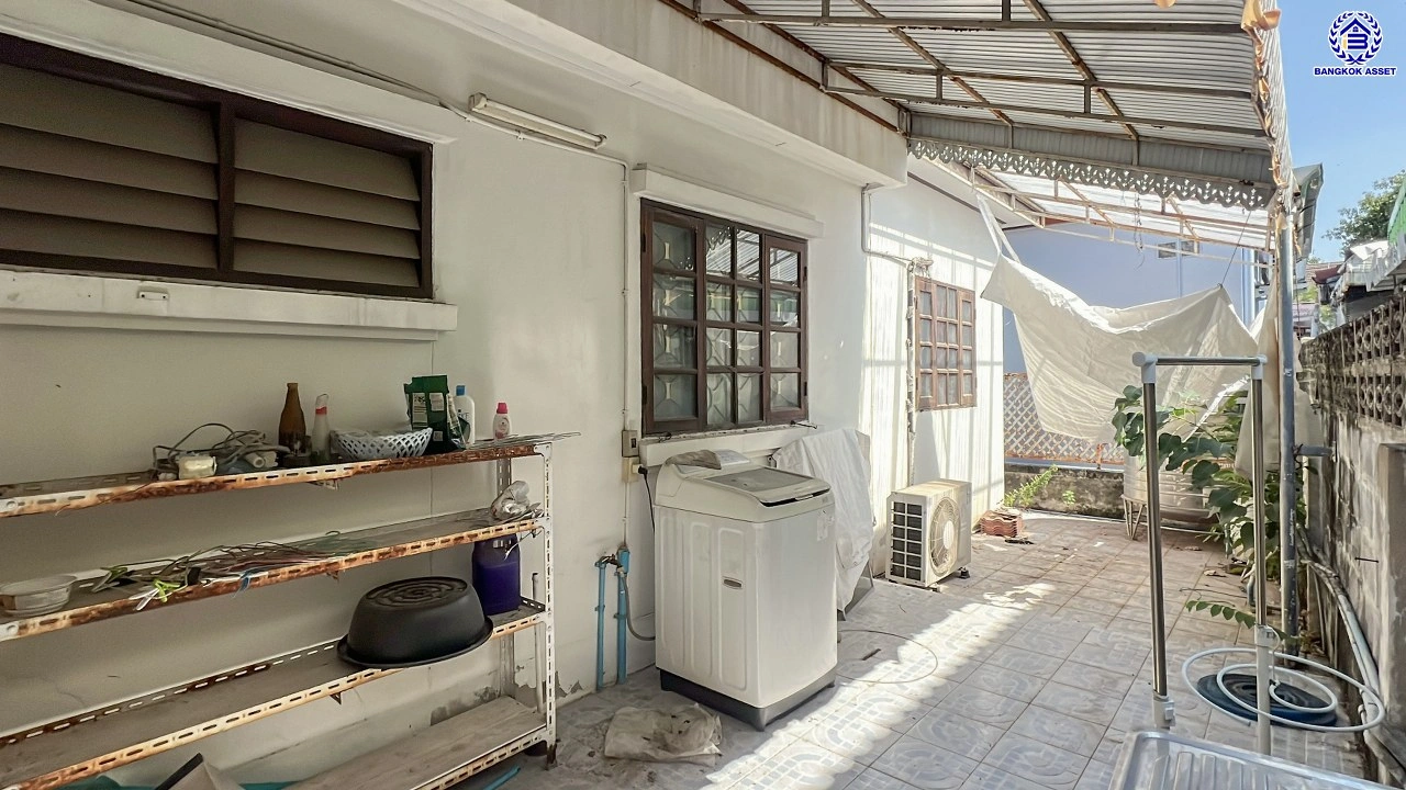 บ้านมือสอง แบรนด์ LH โครงการ ชลลดา สายไหม บ้านเดี่ยวหลังใหญ่ เนื้อที่ 70 ตร.ว. พื้นที่ใช้สอย 152 ตร.ม. ฟังก์ชัน 3 ห้องนอน 2 ห้องน้ำ จอดรถได้ 2 ที่จอดรถ พร้อม Facilities ครบครัน บนทำเลเดินทางสะดวก เชื่อมต่อหลายเส้นทาง ใกล้รถไฟฟ้าสายสีเขียว "สถานีแยกคปอ." และทางด่วน "ฉลองรัช"