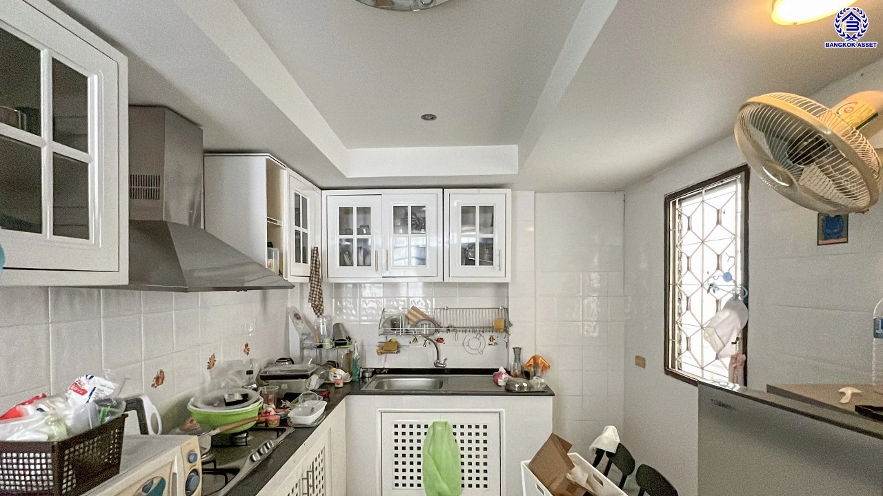 บ้านมือสอง แบรนด์ LH โครงการ ชลลดา สายไหม บ้านเดี่ยวหลังใหญ่ เนื้อที่ 70 ตร.ว. พื้นที่ใช้สอย 152 ตร.ม. ฟังก์ชัน 3 ห้องนอน 2 ห้องน้ำ จอดรถได้ 2 ที่จอดรถ พร้อม Facilities ครบครัน บนทำเลเดินทางสะดวก เชื่อมต่อหลายเส้นทาง ใกล้รถไฟฟ้าสายสีเขียว "สถานีแยกคปอ." และทางด่วน "ฉลองรัช"