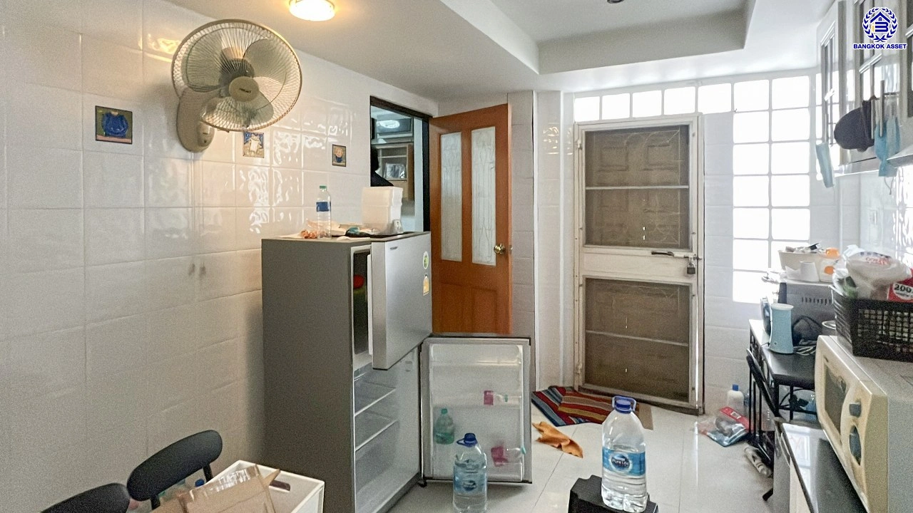 บ้านมือสอง แบรนด์ LH โครงการ ชลลดา สายไหม บ้านเดี่ยวหลังใหญ่ เนื้อที่ 70 ตร.ว. พื้นที่ใช้สอย 152 ตร.ม. ฟังก์ชัน 3 ห้องนอน 2 ห้องน้ำ จอดรถได้ 2 ที่จอดรถ พร้อม Facilities ครบครัน บนทำเลเดินทางสะดวก เชื่อมต่อหลายเส้นทาง ใกล้รถไฟฟ้าสายสีเขียว "สถานีแยกคปอ." และทางด่วน "ฉลองรัช"