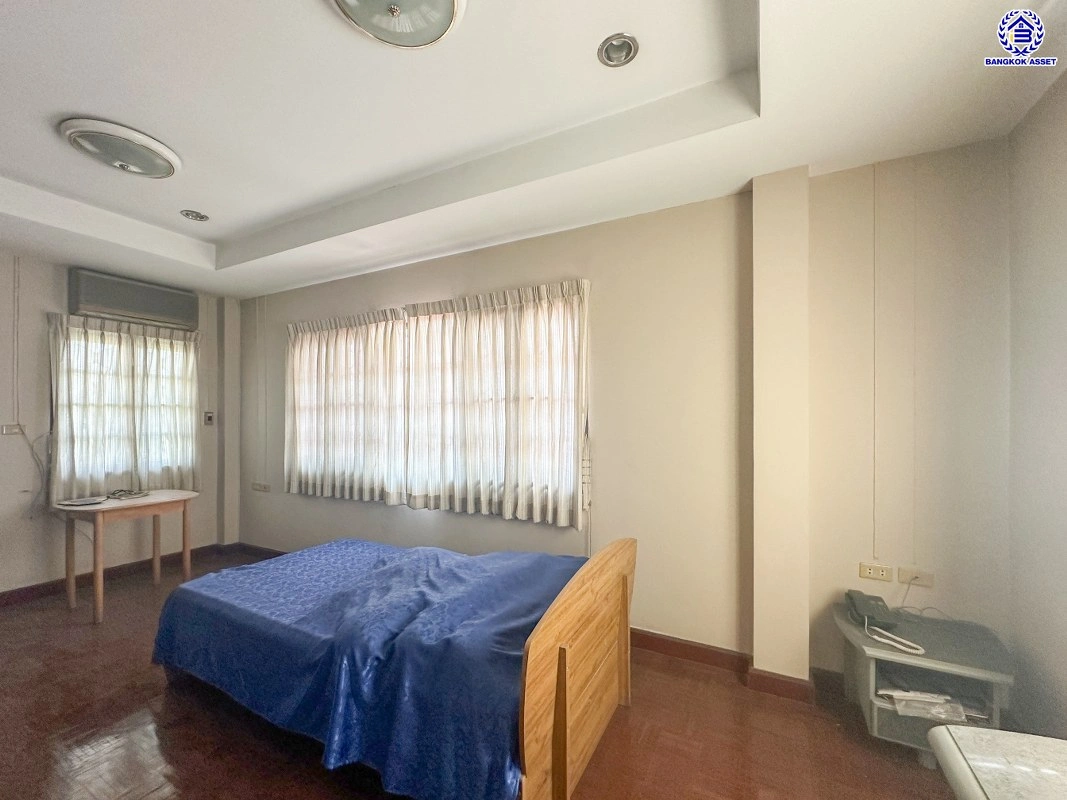 บ้านมือสอง แบรนด์ LH โครงการ ชลลดา สายไหม บ้านเดี่ยวหลังใหญ่ เนื้อที่ 70 ตร.ว. พื้นที่ใช้สอย 152 ตร.ม. ฟังก์ชัน 3 ห้องนอน 2 ห้องน้ำ จอดรถได้ 2 ที่จอดรถ พร้อม Facilities ครบครัน บนทำเลเดินทางสะดวก เชื่อมต่อหลายเส้นทาง ใกล้รถไฟฟ้าสายสีเขียว "สถานีแยกคปอ." และทางด่วน "ฉลองรัช"