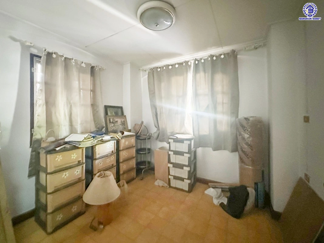 บ้านมือสอง แบรนด์ LH โครงการ ชลลดา สายไหม บ้านเดี่ยวหลังใหญ่ เนื้อที่ 70 ตร.ว. พื้นที่ใช้สอย 152 ตร.ม. ฟังก์ชัน 3 ห้องนอน 2 ห้องน้ำ จอดรถได้ 2 ที่จอดรถ พร้อม Facilities ครบครัน บนทำเลเดินทางสะดวก เชื่อมต่อหลายเส้นทาง ใกล้รถไฟฟ้าสายสีเขียว "สถานีแยกคปอ." และทางด่วน "ฉลองรัช"