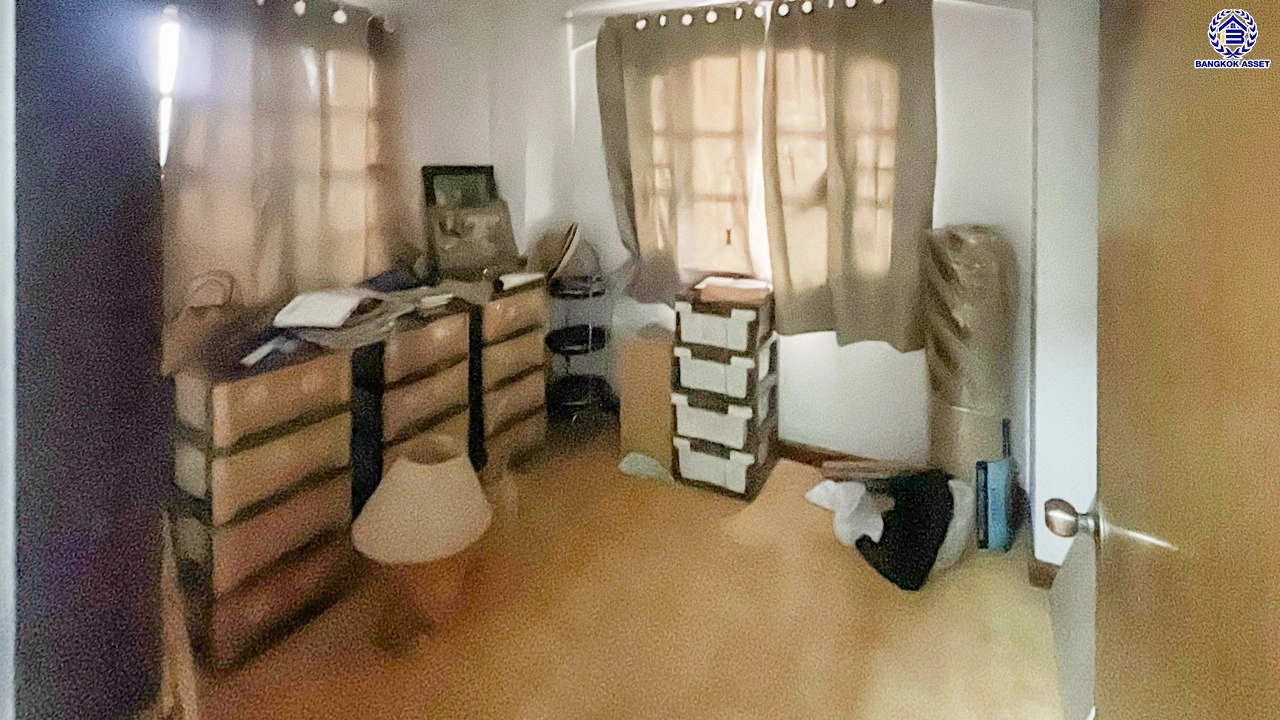 บ้านมือสอง แบรนด์ LH โครงการ ชลลดา สายไหม บ้านเดี่ยวหลังใหญ่ เนื้อที่ 70 ตร.ว. พื้นที่ใช้สอย 152 ตร.ม. ฟังก์ชัน 3 ห้องนอน 2 ห้องน้ำ จอดรถได้ 2 ที่จอดรถ พร้อม Facilities ครบครัน บนทำเลเดินทางสะดวก เชื่อมต่อหลายเส้นทาง ใกล้รถไฟฟ้าสายสีเขียว "สถานีแยกคปอ." และทางด่วน "ฉลองรัช"