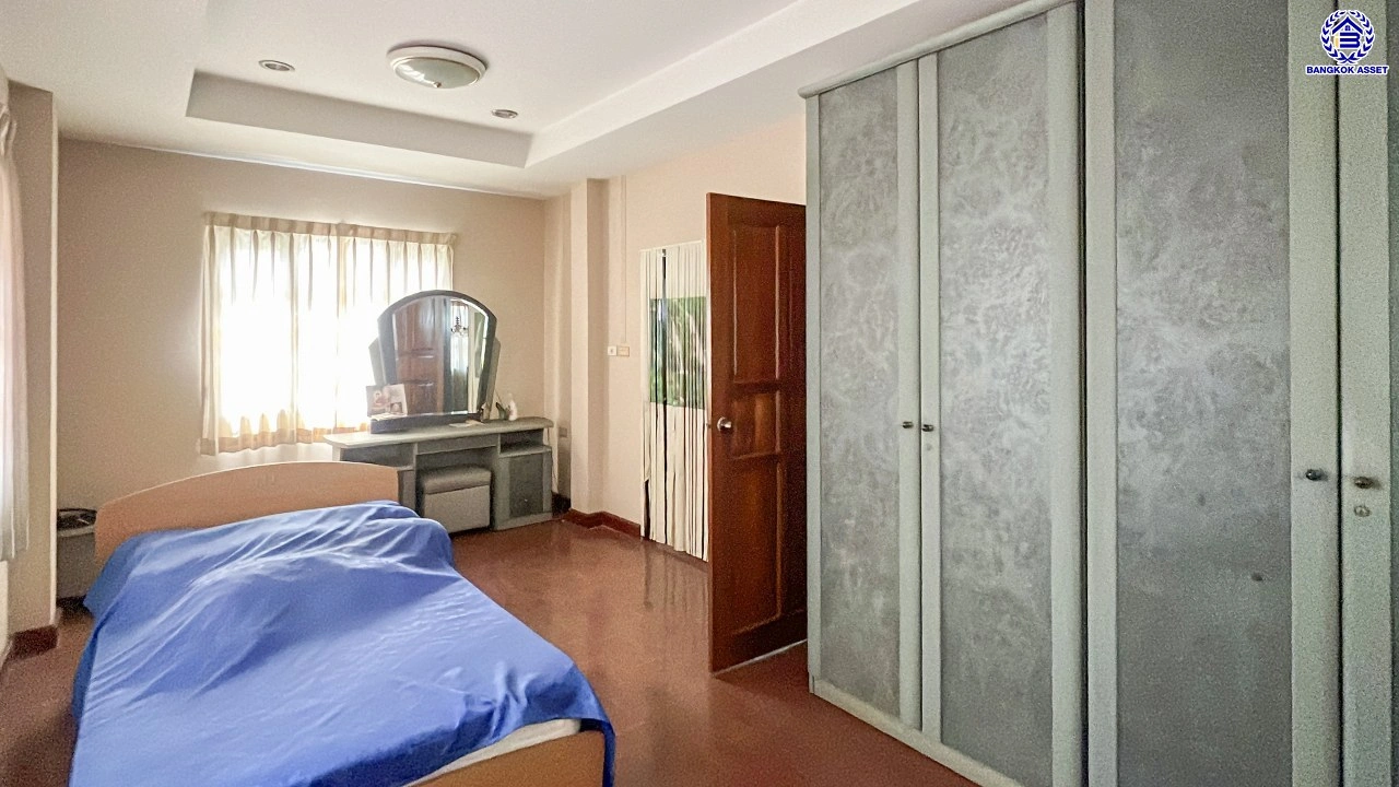 บ้านมือสอง แบรนด์ LH โครงการ ชลลดา สายไหม บ้านเดี่ยวหลังใหญ่ เนื้อที่ 70 ตร.ว. พื้นที่ใช้สอย 152 ตร.ม. ฟังก์ชัน 3 ห้องนอน 2 ห้องน้ำ จอดรถได้ 2 ที่จอดรถ พร้อม Facilities ครบครัน บนทำเลเดินทางสะดวก เชื่อมต่อหลายเส้นทาง ใกล้รถไฟฟ้าสายสีเขียว "สถานีแยกคปอ." และทางด่วน "ฉลองรัช"