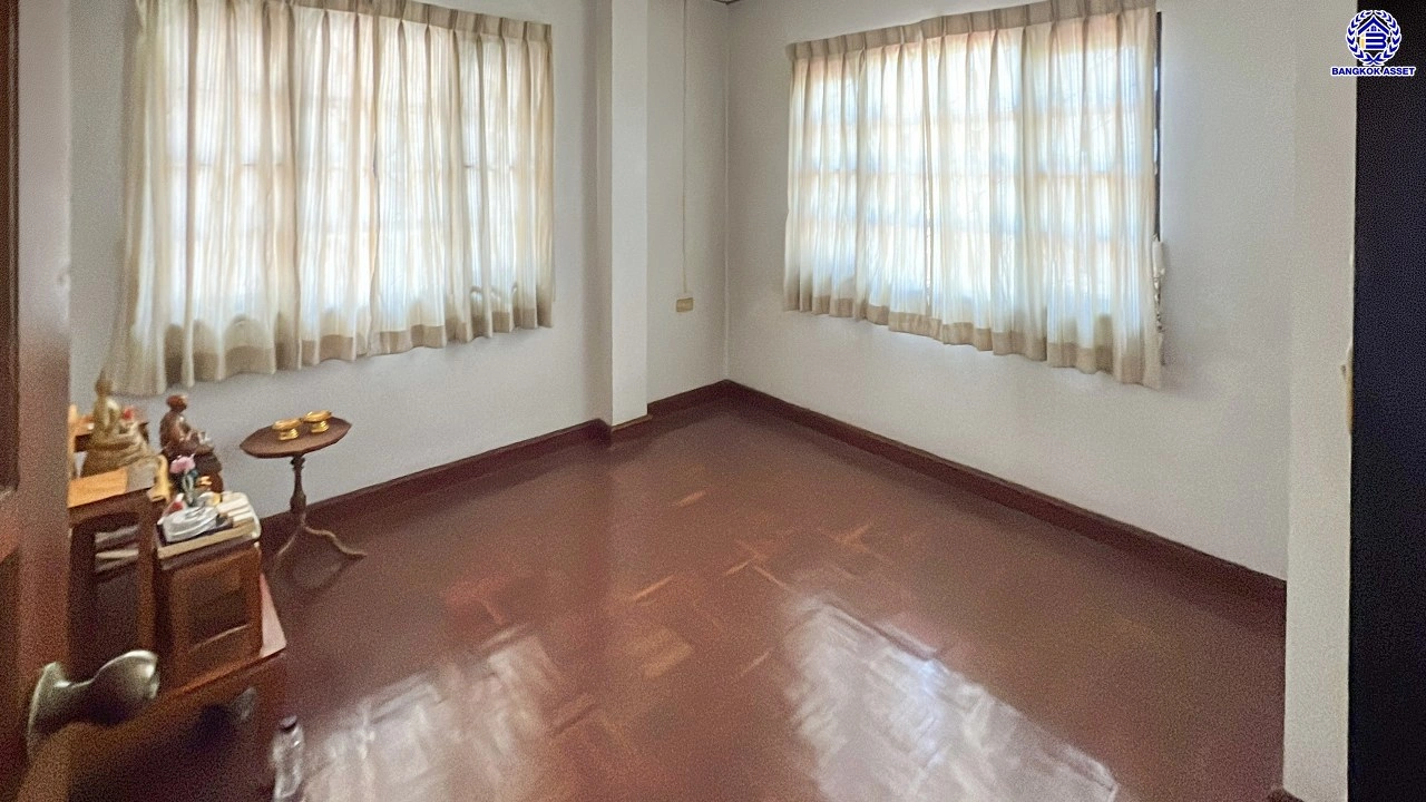 บ้านมือสอง แบรนด์ LH โครงการ ชลลดา สายไหม บ้านเดี่ยวหลังใหญ่ เนื้อที่ 70 ตร.ว. พื้นที่ใช้สอย 152 ตร.ม. ฟังก์ชัน 3 ห้องนอน 2 ห้องน้ำ จอดรถได้ 2 ที่จอดรถ พร้อม Facilities ครบครัน บนทำเลเดินทางสะดวก เชื่อมต่อหลายเส้นทาง ใกล้รถไฟฟ้าสายสีเขียว "สถานีแยกคปอ." และทางด่วน "ฉลองรัช"