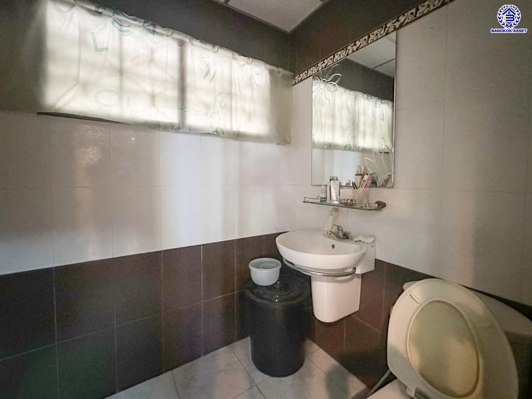 บ้านมือสอง แบรนด์ LH โครงการ ชลลดา สายไหม บ้านเดี่ยวหลังใหญ่ เนื้อที่ 70 ตร.ว. พื้นที่ใช้สอย 152 ตร.ม. ฟังก์ชัน 3 ห้องนอน 2 ห้องน้ำ จอดรถได้ 2 ที่จอดรถ พร้อม Facilities ครบครัน บนทำเลเดินทางสะดวก เชื่อมต่อหลายเส้นทาง ใกล้รถไฟฟ้าสายสีเขียว "สถานีแยกคปอ." และทางด่วน "ฉลองรัช"