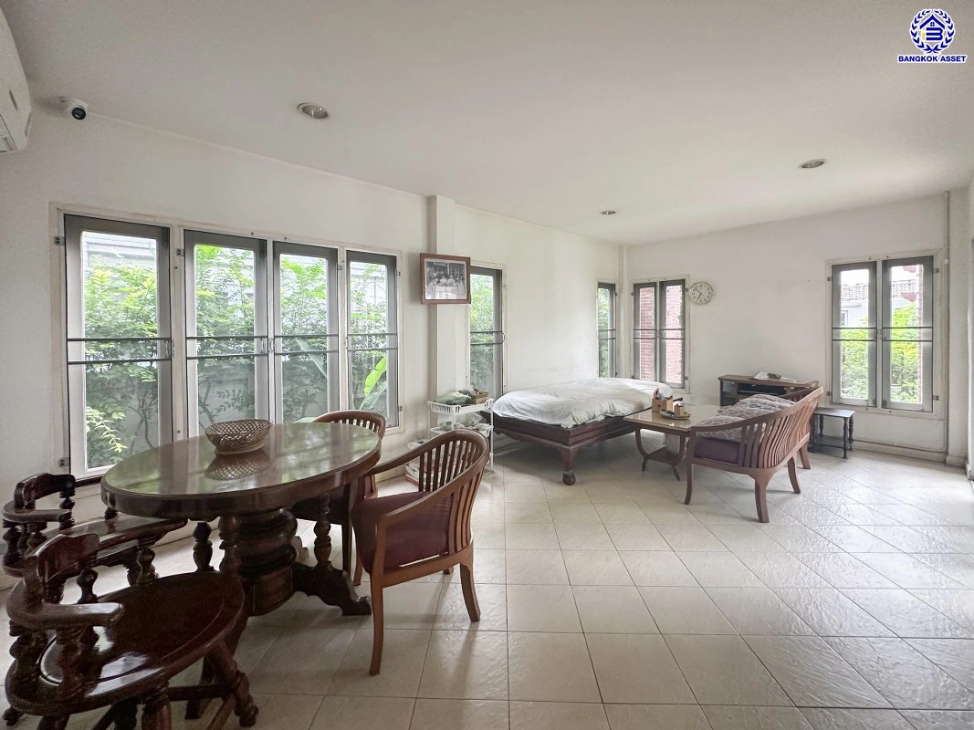 บ้านมือสอง โครงการ โนเบิลวานา ปิ่นเกล้า1 บ้านเดี่ยวหลังใหญ่ เนื้อที่ 64.6 ตร.ว. พื้นที่ใช้สอย 196 ตร.ม. ฟังก์ชัน 2 ห้องนอน 2 ห้องน้ำ จอดรถได้ 2 คัน บนสุดยอดทำเลเดินทางสะดวก หน้าโครงการติดถนนใหญ่บรมราชชนนี ใกล้ทางคู่ขนานลอยฟ้าบรมราชชนนี ม.มหิดล เซ็นทรัลศาลายา และรายล้อมด้วยสิ่งอำนวยความสะดวกครบ