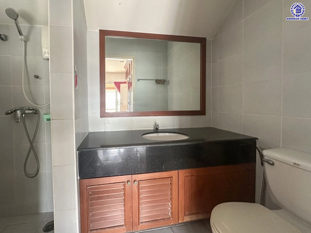 บ้านมือสอง โครงการ โนเบิลวานา ปิ่นเกล้า1 บ้านเดี่ยวหลังใหญ่ เนื้อที่ 64.6 ตร.ว. พื้นที่ใช้สอย 196 ตร.ม. ฟังก์ชัน 2 ห้องนอน 2 ห้องน้ำ จอดรถได้ 2 คัน บนสุดยอดทำเลเดินทางสะดวก หน้าโครงการติดถนนใหญ่บรมราชชนนี ใกล้ทางคู่ขนานลอยฟ้าบรมราชชนนี ม.มหิดล เซ็นทรัลศาลายา และรายล้อมด้วยสิ่งอำนวยความสะดวกครบ