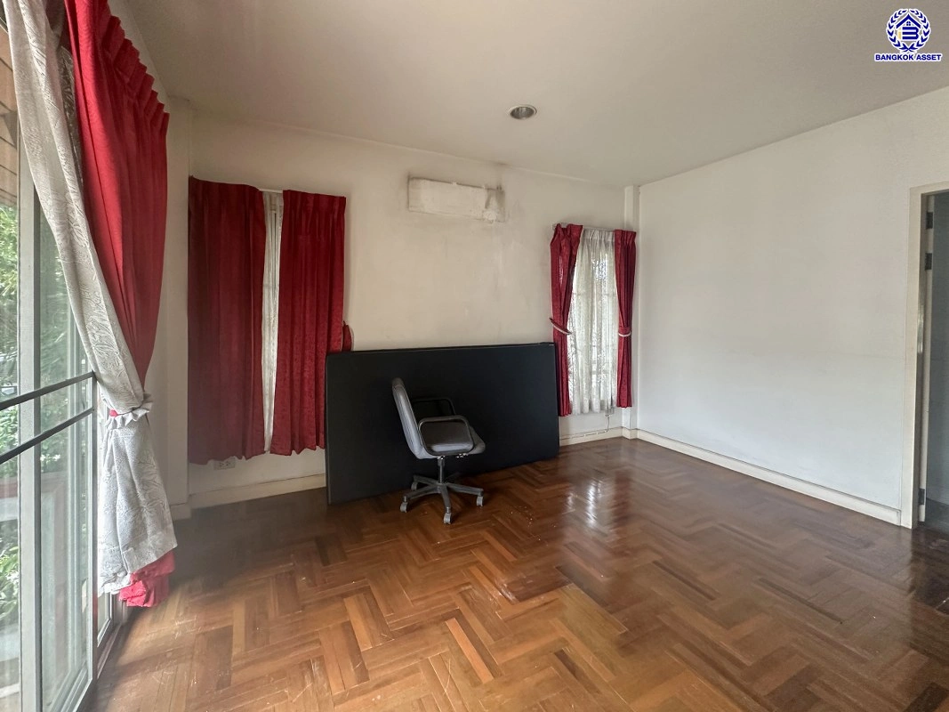 บ้านมือสอง โครงการ โนเบิลวานา ปิ่นเกล้า1 บ้านเดี่ยวหลังใหญ่ เนื้อที่ 64.6 ตร.ว. พื้นที่ใช้สอย 196 ตร.ม. ฟังก์ชัน 2 ห้องนอน 2 ห้องน้ำ จอดรถได้ 2 คัน บนสุดยอดทำเลเดินทางสะดวก หน้าโครงการติดถนนใหญ่บรมราชชนนี ใกล้ทางคู่ขนานลอยฟ้าบรมราชชนนี ม.มหิดล เซ็นทรัลศาลายา และรายล้อมด้วยสิ่งอำนวยความสะดวกครบ