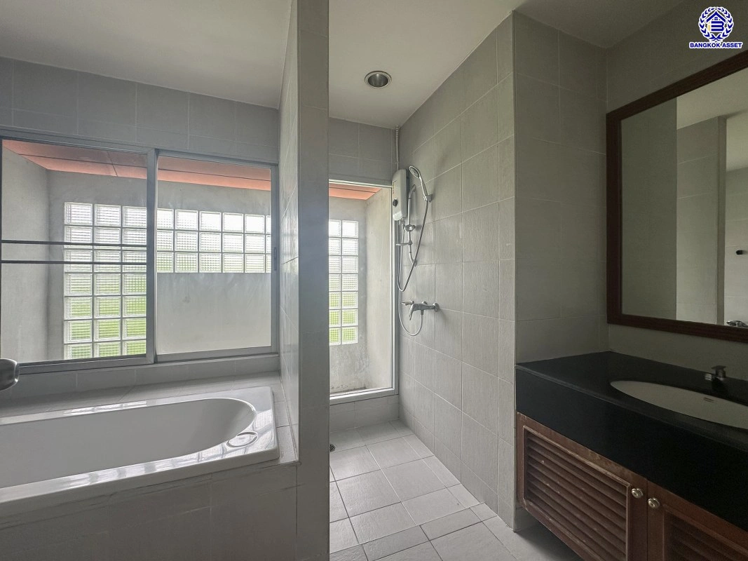 บ้านมือสอง โครงการ โนเบิลวานา ปิ่นเกล้า1 บ้านเดี่ยวหลังใหญ่ เนื้อที่ 64.6 ตร.ว. พื้นที่ใช้สอย 196 ตร.ม. ฟังก์ชัน 2 ห้องนอน 2 ห้องน้ำ จอดรถได้ 2 คัน บนสุดยอดทำเลเดินทางสะดวก หน้าโครงการติดถนนใหญ่บรมราชชนนี ใกล้ทางคู่ขนานลอยฟ้าบรมราชชนนี ม.มหิดล เซ็นทรัลศาลายา และรายล้อมด้วยสิ่งอำนวยความสะดวกครบ