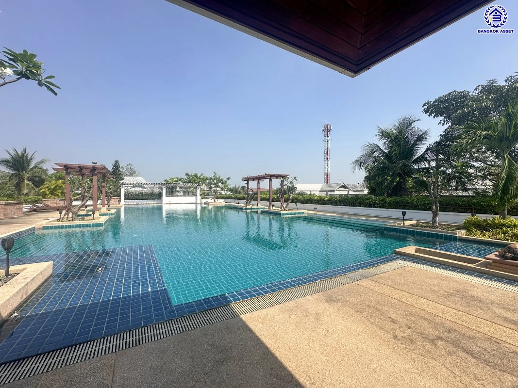 บ้านมือสอง โครงการ โนเบิลวานา ปิ่นเกล้า1 บ้านเดี่ยวหลังใหญ่ เนื้อที่ 64.6 ตร.ว. พื้นที่ใช้สอย 196 ตร.ม. ฟังก์ชัน 2 ห้องนอน 2 ห้องน้ำ จอดรถได้ 2 คัน บนสุดยอดทำเลเดินทางสะดวก หน้าโครงการติดถนนใหญ่บรมราชชนนี ใกล้ทางคู่ขนานลอยฟ้าบรมราชชนนี ม.มหิดล เซ็นทรัลศาลายา และรายล้อมด้วยสิ่งอำนวยความสะดวกครบ