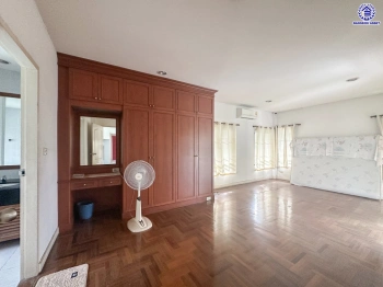 บ้านมือสอง โครงการ โนเบิลวานา ปิ่นเกล้า1 บ้านเดี่ยวหลังใหญ่ เนื้อที่ 64.6 ตร.ว. พื้นที่ใช้สอย 196 ตร.ม. ฟังก์ชัน 2 ห้องนอน 2 ห้องน้ำ จอดรถได้ 2 คัน บนสุดยอดทำเลเดินทางสะดวก หน้าโครงการติดถนนใหญ่บรมราชชนนี ใกล้ทางคู่ขนานลอยฟ้าบรมราชชนนี ม.มหิดล เซ็นทรัลศาลายา และรายล้อมด้วยสิ่งอำนวยความสะดวกครบ