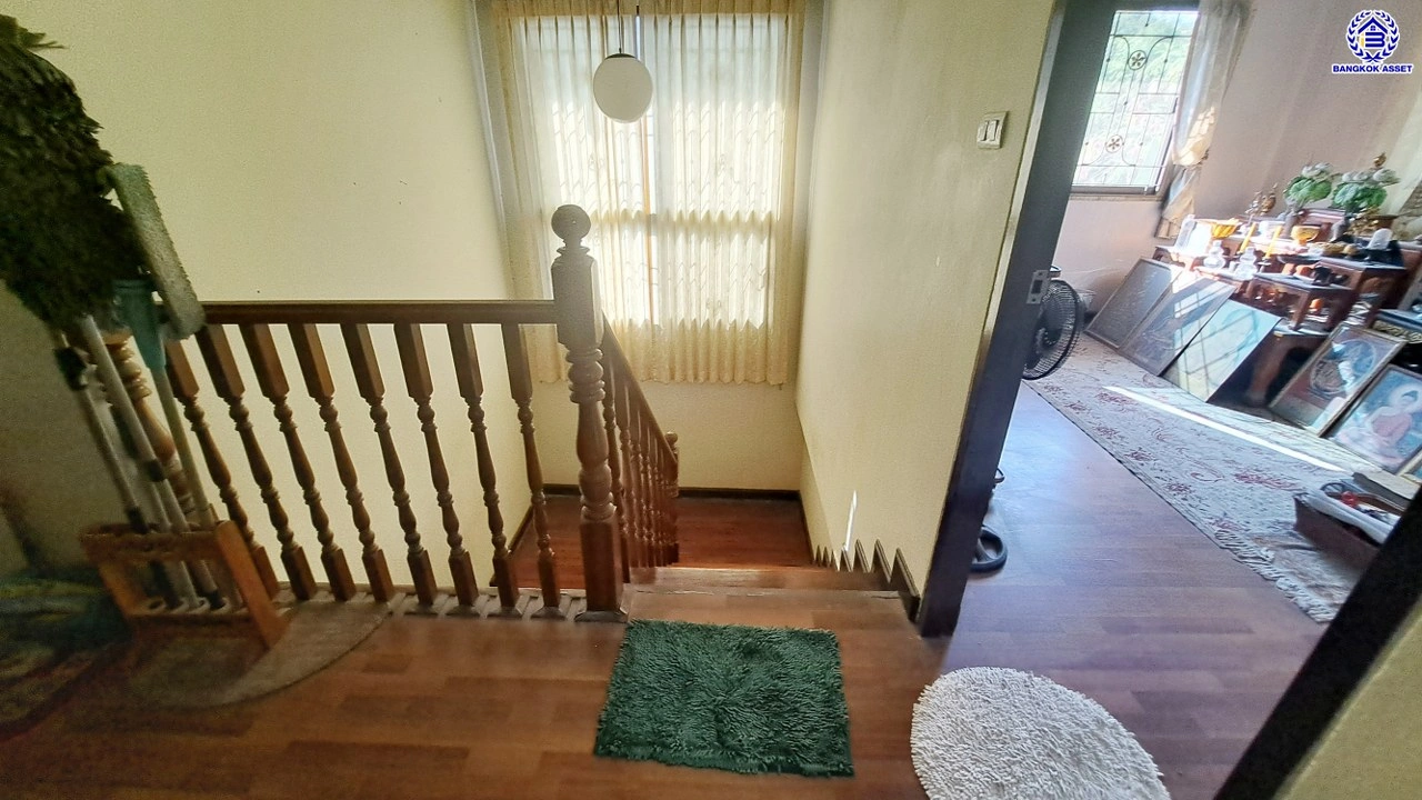 บ้านมือสอง โครงการ ป.ผาสุก บรมราชชนนี เนื้อที่ 100 ตร.ว. พื้นที่ใช้สอย 200 ตร.ม. ฟังก์ชันจัดเต็ม 5 ห้องนอน 2 ห้องน้ำ จอดรถได้ 4 คัน บนทำเลศักยภาพ เข้า-ออกได้ทั้งถนนบรมราชชนนี ถนนพุทธมณฑลสาย2 และถนนกาญจนาภิเษก ใกล้ทางคู่ขนานลอยฟ้าบรมราชชนนี, เซ็นทรัลปิ่นเกล้า และม.มหิดล