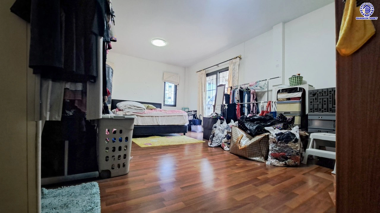 บ้านมือสอง โครงการ ป.ผาสุก บรมราชชนนี เนื้อที่ 100 ตร.ว. พื้นที่ใช้สอย 200 ตร.ม. ฟังก์ชันจัดเต็ม 5 ห้องนอน 2 ห้องน้ำ จอดรถได้ 4 คัน บนทำเลศักยภาพ เข้า-ออกได้ทั้งถนนบรมราชชนนี ถนนพุทธมณฑลสาย2 และถนนกาญจนาภิเษก ใกล้ทางคู่ขนานลอยฟ้าบรมราชชนนี, เซ็นทรัลปิ่นเกล้า และม.มหิดล