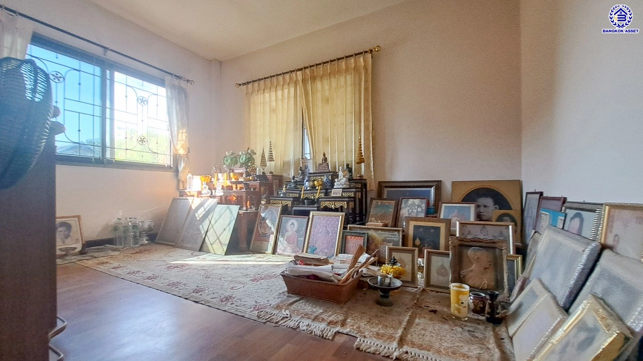 บ้านมือสอง โครงการ ป.ผาสุก บรมราชชนนี เนื้อที่ 100 ตร.ว. พื้นที่ใช้สอย 200 ตร.ม. ฟังก์ชันจัดเต็ม 5 ห้องนอน 2 ห้องน้ำ จอดรถได้ 4 คัน บนทำเลศักยภาพ เข้า-ออกได้ทั้งถนนบรมราชชนนี ถนนพุทธมณฑลสาย2 และถนนกาญจนาภิเษก ใกล้ทางคู่ขนานลอยฟ้าบรมราชชนนี, เซ็นทรัลปิ่นเกล้า และม.มหิดล