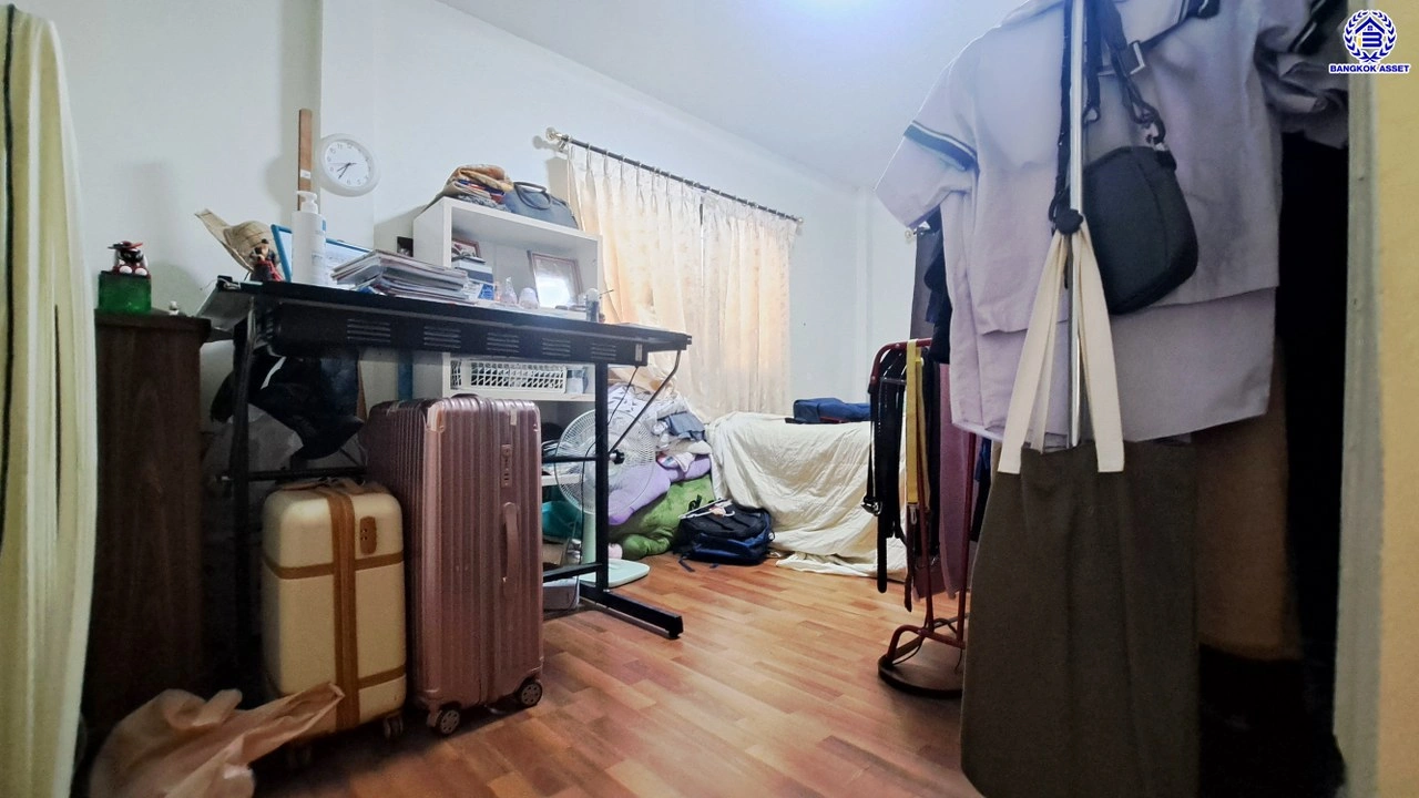 บ้านมือสอง โครงการ ป.ผาสุก บรมราชชนนี เนื้อที่ 100 ตร.ว. พื้นที่ใช้สอย 200 ตร.ม. ฟังก์ชันจัดเต็ม 5 ห้องนอน 2 ห้องน้ำ จอดรถได้ 4 คัน บนทำเลศักยภาพ เข้า-ออกได้ทั้งถนนบรมราชชนนี ถนนพุทธมณฑลสาย2 และถนนกาญจนาภิเษก ใกล้ทางคู่ขนานลอยฟ้าบรมราชชนนี, เซ็นทรัลปิ่นเกล้า และม.มหิดล