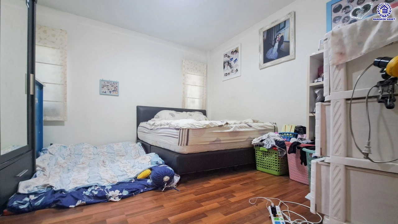 บ้านมือสอง โครงการ ป.ผาสุก บรมราชชนนี เนื้อที่ 100 ตร.ว. พื้นที่ใช้สอย 200 ตร.ม. ฟังก์ชันจัดเต็ม 5 ห้องนอน 2 ห้องน้ำ จอดรถได้ 4 คัน บนทำเลศักยภาพ เข้า-ออกได้ทั้งถนนบรมราชชนนี ถนนพุทธมณฑลสาย2 และถนนกาญจนาภิเษก ใกล้ทางคู่ขนานลอยฟ้าบรมราชชนนี, เซ็นทรัลปิ่นเกล้า และม.มหิดล