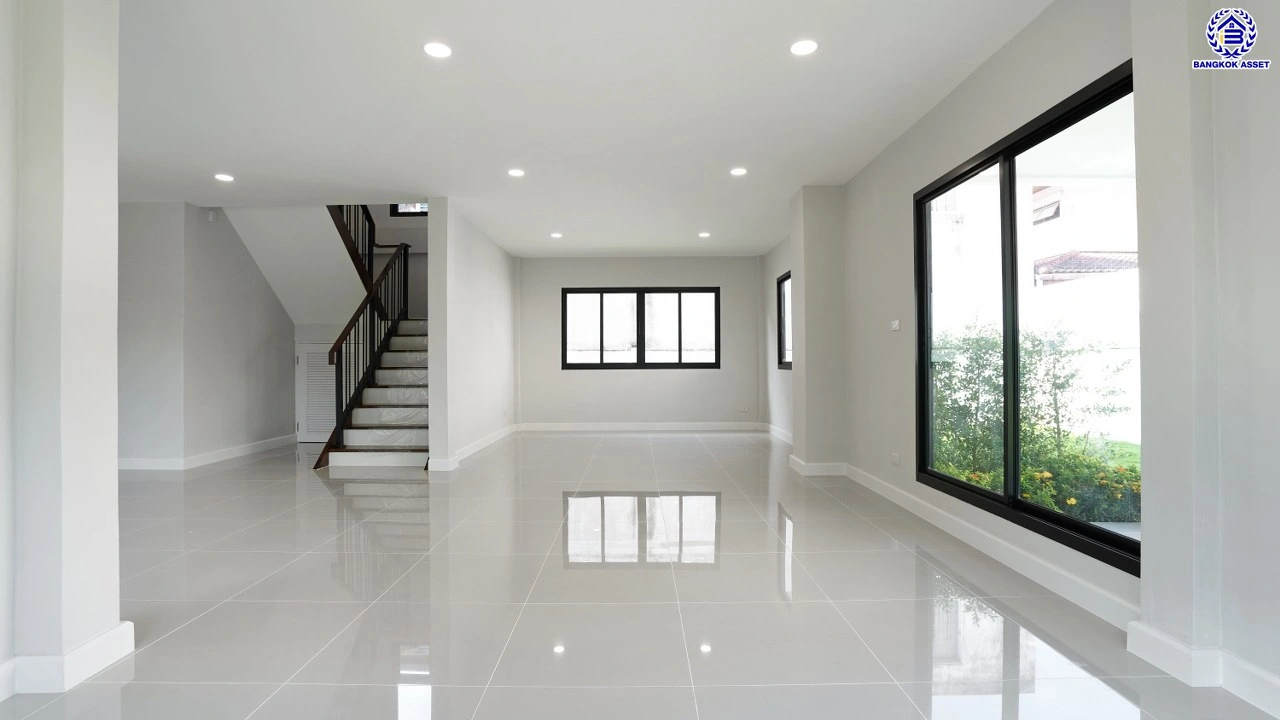 บ้านรีโนเวทใหม่ จากแบรนด์ Property Perfect โครงการ มณียา มาสเตอร์พีซ รัตนาธิเบศร์ บนพื้นที่ 97.5 ตร.ว. พื้นที่ใช้สอย 261.02 ตร.ม. ฟังก์ชัน 4 ห้องนอน 3 ห้องน้ำ 2 จอด ใกล้กลางรถไฟฟ้าสายสีม่วงถึง 2 สถานี "บางรักน้อยท่าอิฐ" และ "ไทรม้า" เชื่อมต่อหลายเส้นทาง ใกล้เซ็นทรัล เวสต์เกต