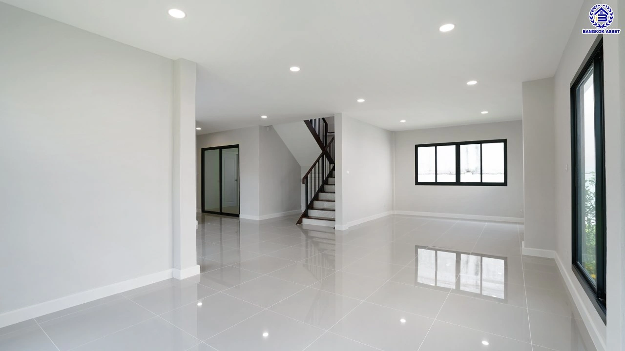 บ้านรีโนเวทใหม่ จากแบรนด์ Property Perfect โครงการ มณียา มาสเตอร์พีซ รัตนาธิเบศร์ บนพื้นที่ 97.5 ตร.ว. พื้นที่ใช้สอย 261.02 ตร.ม. ฟังก์ชัน 4 ห้องนอน 3 ห้องน้ำ 2 จอด ใกล้กลางรถไฟฟ้าสายสีม่วงถึง 2 สถานี "บางรักน้อยท่าอิฐ" และ "ไทรม้า" เชื่อมต่อหลายเส้นทาง ใกล้เซ็นทรัล เวสต์เกต