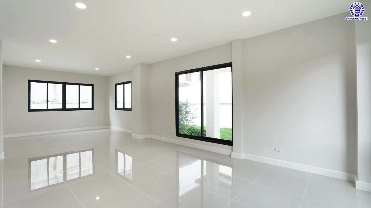 บ้านรีโนเวทใหม่ จากแบรนด์ Property Perfect โครงการ มณียา มาสเตอร์พีซ รัตนาธิเบศร์ บนพื้นที่ 97.5 ตร.ว. พื้นที่ใช้สอย 261.02 ตร.ม. ฟังก์ชัน 4 ห้องนอน 3 ห้องน้ำ 2 จอด ใกล้กลางรถไฟฟ้าสายสีม่วงถึง 2 สถานี "บางรักน้อยท่าอิฐ" และ "ไทรม้า" เชื่อมต่อหลายเส้นทาง ใกล้เซ็นทรัล เวสต์เกต