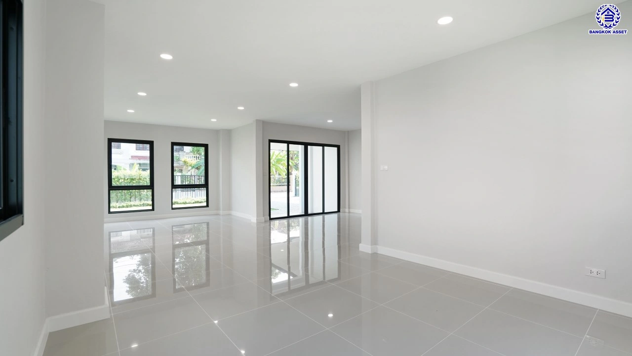 บ้านรีโนเวทใหม่ จากแบรนด์ Property Perfect โครงการ มณียา มาสเตอร์พีซ รัตนาธิเบศร์ บนพื้นที่ 97.5 ตร.ว. พื้นที่ใช้สอย 261.02 ตร.ม. ฟังก์ชัน 4 ห้องนอน 3 ห้องน้ำ 2 จอด ใกล้กลางรถไฟฟ้าสายสีม่วงถึง 2 สถานี "บางรักน้อยท่าอิฐ" และ "ไทรม้า" เชื่อมต่อหลายเส้นทาง ใกล้เซ็นทรัล เวสต์เกต