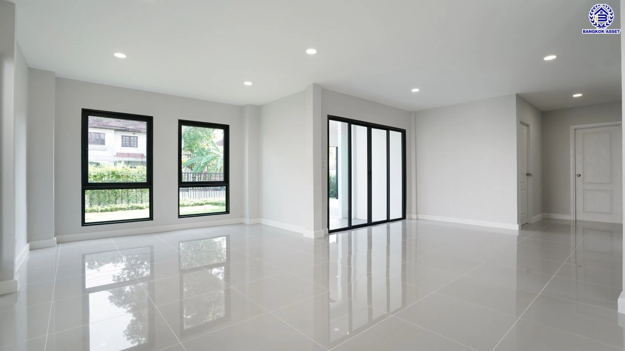 บ้านรีโนเวทใหม่ จากแบรนด์ Property Perfect โครงการ มณียา มาสเตอร์พีซ รัตนาธิเบศร์ บนพื้นที่ 97.5 ตร.ว. พื้นที่ใช้สอย 261.02 ตร.ม. ฟังก์ชัน 4 ห้องนอน 3 ห้องน้ำ 2 จอด ใกล้กลางรถไฟฟ้าสายสีม่วงถึง 2 สถานี "บางรักน้อยท่าอิฐ" และ "ไทรม้า" เชื่อมต่อหลายเส้นทาง ใกล้เซ็นทรัล เวสต์เกต