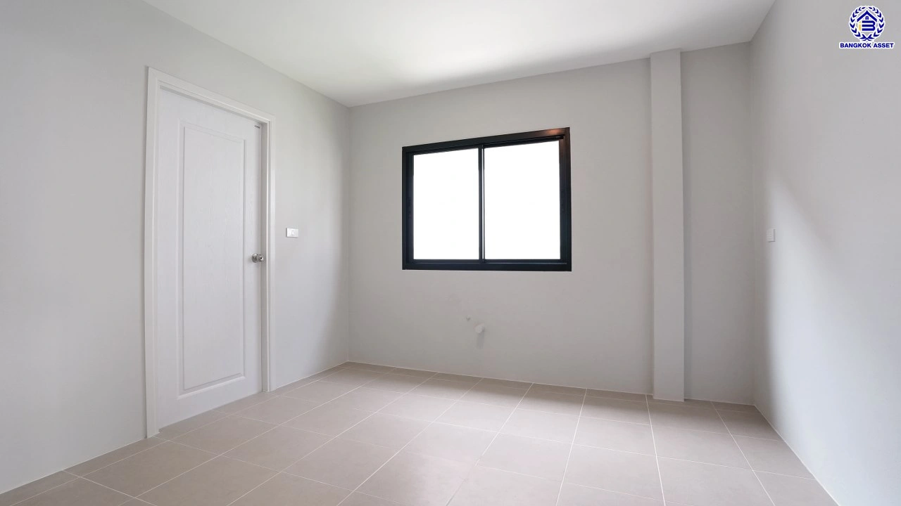 บ้านรีโนเวทใหม่ จากแบรนด์ Property Perfect โครงการ มณียา มาสเตอร์พีซ รัตนาธิเบศร์ บนพื้นที่ 97.5 ตร.ว. พื้นที่ใช้สอย 261.02 ตร.ม. ฟังก์ชัน 4 ห้องนอน 3 ห้องน้ำ 2 จอด ใกล้กลางรถไฟฟ้าสายสีม่วงถึง 2 สถานี "บางรักน้อยท่าอิฐ" และ "ไทรม้า" เชื่อมต่อหลายเส้นทาง ใกล้เซ็นทรัล เวสต์เกต