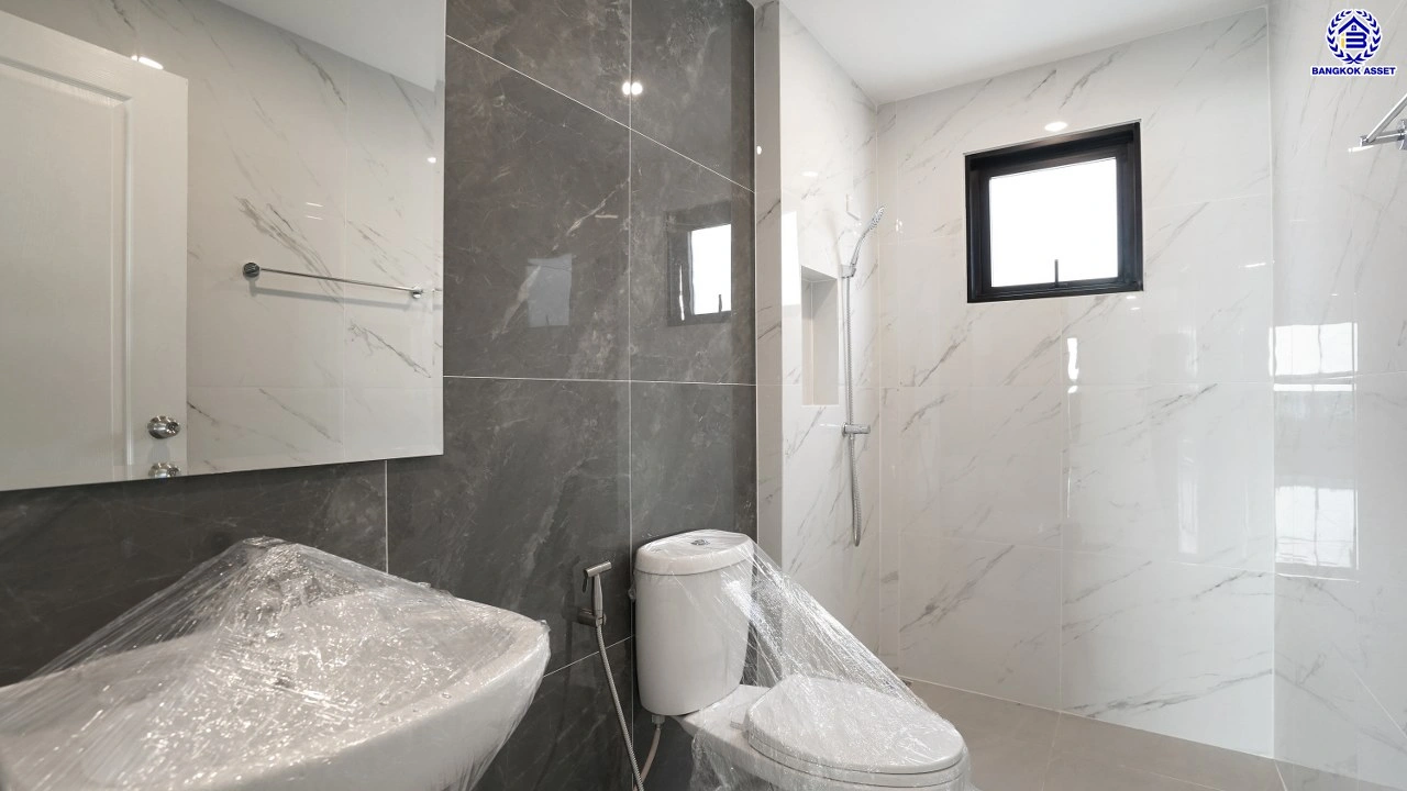 บ้านรีโนเวทใหม่ จากแบรนด์ Property Perfect โครงการ มณียา มาสเตอร์พีซ รัตนาธิเบศร์ บนพื้นที่ 97.5 ตร.ว. พื้นที่ใช้สอย 261.02 ตร.ม. ฟังก์ชัน 4 ห้องนอน 3 ห้องน้ำ 2 จอด ใกล้กลางรถไฟฟ้าสายสีม่วงถึง 2 สถานี "บางรักน้อยท่าอิฐ" และ "ไทรม้า" เชื่อมต่อหลายเส้นทาง ใกล้เซ็นทรัล เวสต์เกต