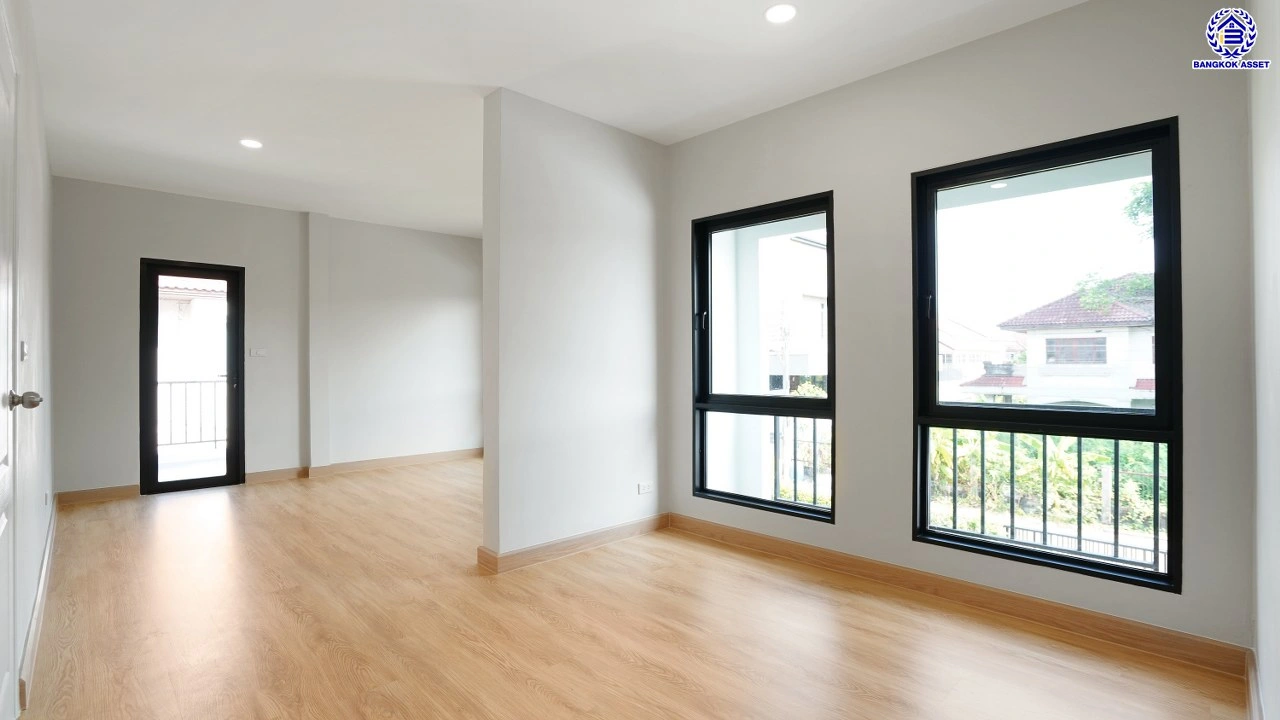 บ้านรีโนเวทใหม่ จากแบรนด์ Property Perfect โครงการ มณียา มาสเตอร์พีซ รัตนาธิเบศร์ บนพื้นที่ 97.5 ตร.ว. พื้นที่ใช้สอย 261.02 ตร.ม. ฟังก์ชัน 4 ห้องนอน 3 ห้องน้ำ 2 จอด ใกล้กลางรถไฟฟ้าสายสีม่วงถึง 2 สถานี "บางรักน้อยท่าอิฐ" และ "ไทรม้า" เชื่อมต่อหลายเส้นทาง ใกล้เซ็นทรัล เวสต์เกต