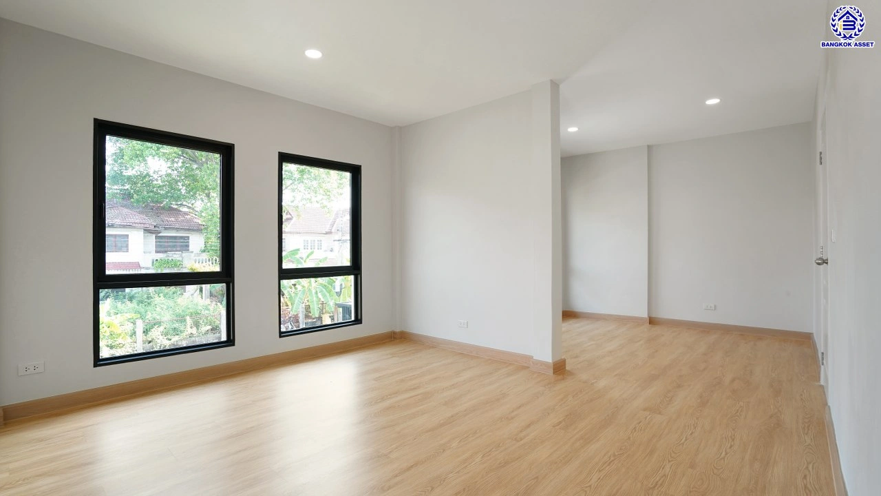 บ้านรีโนเวทใหม่ จากแบรนด์ Property Perfect โครงการ มณียา มาสเตอร์พีซ รัตนาธิเบศร์ บนพื้นที่ 97.5 ตร.ว. พื้นที่ใช้สอย 261.02 ตร.ม. ฟังก์ชัน 4 ห้องนอน 3 ห้องน้ำ 2 จอด ใกล้กลางรถไฟฟ้าสายสีม่วงถึง 2 สถานี "บางรักน้อยท่าอิฐ" และ "ไทรม้า" เชื่อมต่อหลายเส้นทาง ใกล้เซ็นทรัล เวสต์เกต