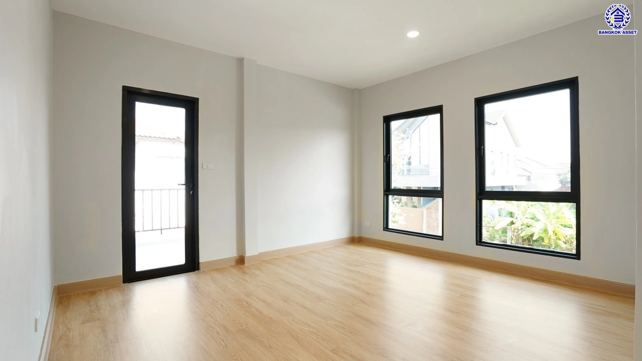 บ้านรีโนเวทใหม่ จากแบรนด์ Property Perfect โครงการ มณียา มาสเตอร์พีซ รัตนาธิเบศร์ บนพื้นที่ 97.5 ตร.ว. พื้นที่ใช้สอย 261.02 ตร.ม. ฟังก์ชัน 4 ห้องนอน 3 ห้องน้ำ 2 จอด ใกล้กลางรถไฟฟ้าสายสีม่วงถึง 2 สถานี "บางรักน้อยท่าอิฐ" และ "ไทรม้า" เชื่อมต่อหลายเส้นทาง ใกล้เซ็นทรัล เวสต์เกต