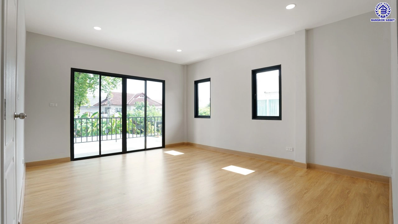 บ้านรีโนเวทใหม่ จากแบรนด์ Property Perfect โครงการ มณียา มาสเตอร์พีซ รัตนาธิเบศร์ บนพื้นที่ 97.5 ตร.ว. พื้นที่ใช้สอย 261.02 ตร.ม. ฟังก์ชัน 4 ห้องนอน 3 ห้องน้ำ 2 จอด ใกล้กลางรถไฟฟ้าสายสีม่วงถึง 2 สถานี "บางรักน้อยท่าอิฐ" และ "ไทรม้า" เชื่อมต่อหลายเส้นทาง ใกล้เซ็นทรัล เวสต์เกต