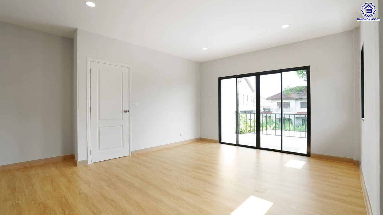 บ้านรีโนเวทใหม่ จากแบรนด์ Property Perfect โครงการ มณียา มาสเตอร์พีซ รัตนาธิเบศร์ บนพื้นที่ 97.5 ตร.ว. พื้นที่ใช้สอย 261.02 ตร.ม. ฟังก์ชัน 4 ห้องนอน 3 ห้องน้ำ 2 จอด ใกล้กลางรถไฟฟ้าสายสีม่วงถึง 2 สถานี "บางรักน้อยท่าอิฐ" และ "ไทรม้า" เชื่อมต่อหลายเส้นทาง ใกล้เซ็นทรัล เวสต์เกต