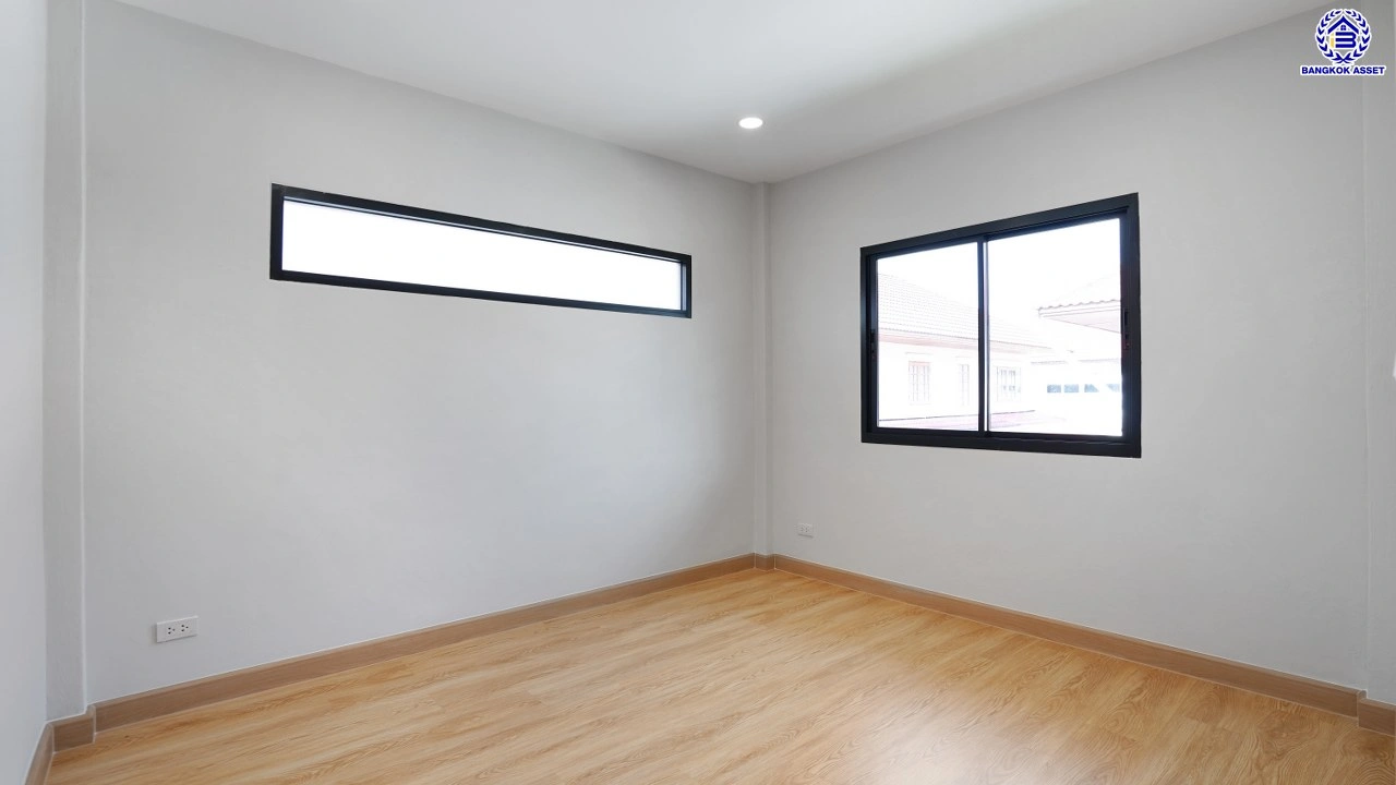 บ้านรีโนเวทใหม่ จากแบรนด์ Property Perfect โครงการ มณียา มาสเตอร์พีซ รัตนาธิเบศร์ บนพื้นที่ 97.5 ตร.ว. พื้นที่ใช้สอย 261.02 ตร.ม. ฟังก์ชัน 4 ห้องนอน 3 ห้องน้ำ 2 จอด ใกล้กลางรถไฟฟ้าสายสีม่วงถึง 2 สถานี "บางรักน้อยท่าอิฐ" และ "ไทรม้า" เชื่อมต่อหลายเส้นทาง ใกล้เซ็นทรัล เวสต์เกต