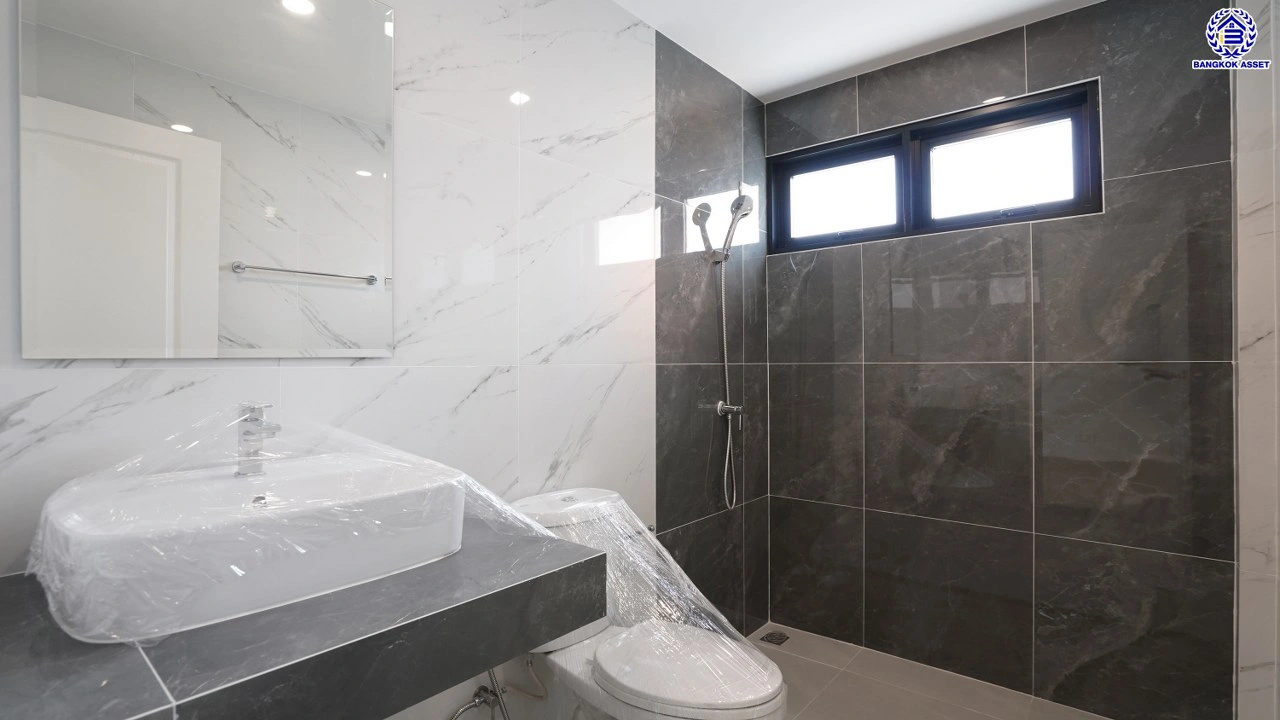 บ้านรีโนเวทใหม่ จากแบรนด์ Property Perfect โครงการ มณียา มาสเตอร์พีซ รัตนาธิเบศร์ บนพื้นที่ 97.5 ตร.ว. พื้นที่ใช้สอย 261.02 ตร.ม. ฟังก์ชัน 4 ห้องนอน 3 ห้องน้ำ 2 จอด ใกล้กลางรถไฟฟ้าสายสีม่วงถึง 2 สถานี "บางรักน้อยท่าอิฐ" และ "ไทรม้า" เชื่อมต่อหลายเส้นทาง ใกล้เซ็นทรัล เวสต์เกต