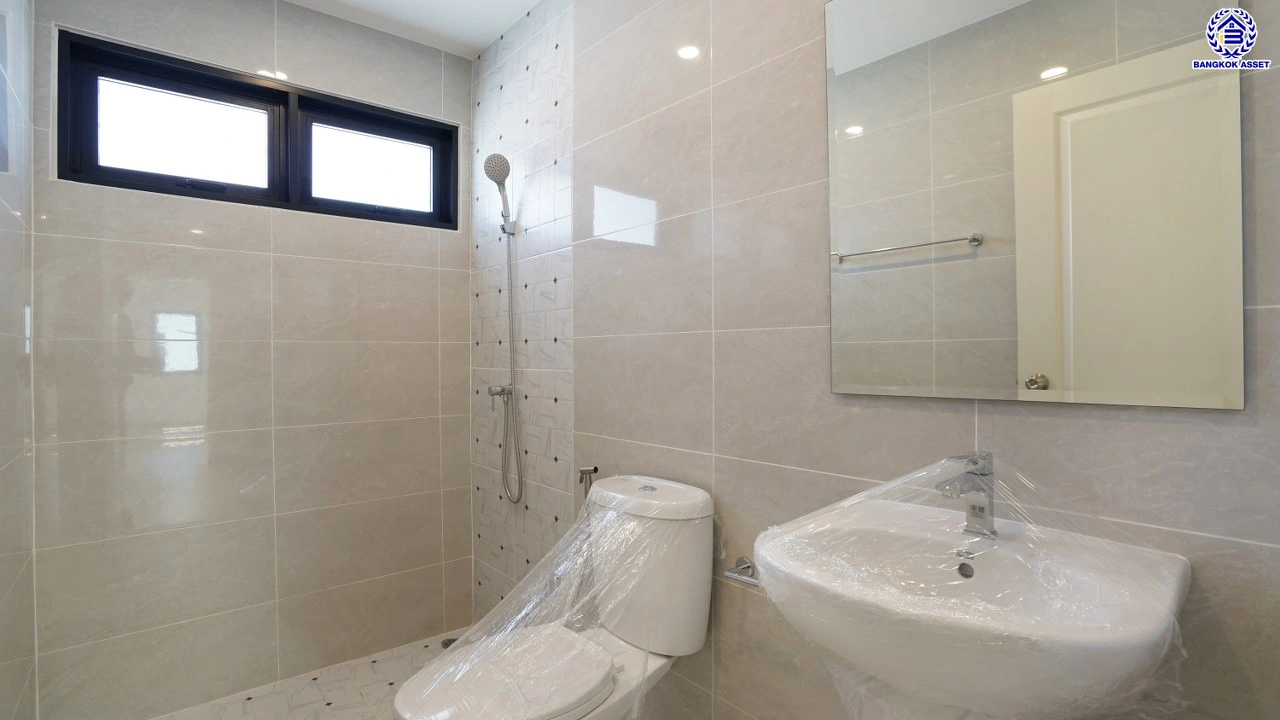 บ้านรีโนเวทใหม่ จากแบรนด์ Property Perfect โครงการ มณียา มาสเตอร์พีซ รัตนาธิเบศร์ บนพื้นที่ 97.5 ตร.ว. พื้นที่ใช้สอย 261.02 ตร.ม. ฟังก์ชัน 4 ห้องนอน 3 ห้องน้ำ 2 จอด ใกล้กลางรถไฟฟ้าสายสีม่วงถึง 2 สถานี "บางรักน้อยท่าอิฐ" และ "ไทรม้า" เชื่อมต่อหลายเส้นทาง ใกล้เซ็นทรัล เวสต์เกต