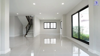 บ้านรีโนเวทใหม่ จากแบรนด์ Property Perfect โครงการ มณียา มาสเตอร์พีซ รัตนาธิเบศร์ บนพื้นที่ 97.5 ตร.ว. พื้นที่ใช้สอย 261.02 ตร.ม. ฟังก์ชัน 4 ห้องนอน 3 ห้องน้ำ 2 จอด ใกล้กลางรถไฟฟ้าสายสีม่วงถึง 2 สถานี "บางรักน้อยท่าอิฐ" และ "ไทรม้า" เชื่อมต่อหลายเส้นทาง ใกล้เซ็นทรัล เวสต์เกต