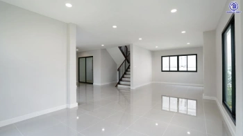 บ้านรีโนเวทใหม่ จากแบรนด์ Property Perfect โครงการ มณียา มาสเตอร์พีซ รัตนาธิเบศร์ บนพื้นที่ 97.5 ตร.ว. พื้นที่ใช้สอย 261.02 ตร.ม. ฟังก์ชัน 4 ห้องนอน 3 ห้องน้ำ 2 จอด ใกล้กลางรถไฟฟ้าสายสีม่วงถึง 2 สถานี "บางรักน้อยท่าอิฐ" และ "ไทรม้า" เชื่อมต่อหลายเส้นทาง ใกล้เซ็นทรัล เวสต์เกต