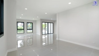 บ้านรีโนเวทใหม่ จากแบรนด์ Property Perfect โครงการ มณียา มาสเตอร์พีซ รัตนาธิเบศร์ บนพื้นที่ 97.5 ตร.ว. พื้นที่ใช้สอย 261.02 ตร.ม. ฟังก์ชัน 4 ห้องนอน 3 ห้องน้ำ 2 จอด ใกล้กลางรถไฟฟ้าสายสีม่วงถึง 2 สถานี "บางรักน้อยท่าอิฐ" และ "ไทรม้า" เชื่อมต่อหลายเส้นทาง ใกล้เซ็นทรัล เวสต์เกต