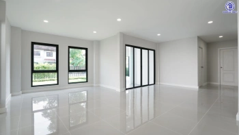 บ้านรีโนเวทใหม่ จากแบรนด์ Property Perfect โครงการ มณียา มาสเตอร์พีซ รัตนาธิเบศร์ บนพื้นที่ 97.5 ตร.ว. พื้นที่ใช้สอย 261.02 ตร.ม. ฟังก์ชัน 4 ห้องนอน 3 ห้องน้ำ 2 จอด ใกล้กลางรถไฟฟ้าสายสีม่วงถึง 2 สถานี "บางรักน้อยท่าอิฐ" และ "ไทรม้า" เชื่อมต่อหลายเส้นทาง ใกล้เซ็นทรัล เวสต์เกต