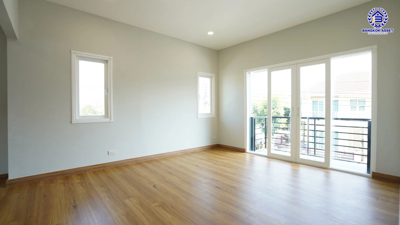 บ้านรีโนเวทใหม่ โครงการ เพอร์เฟคเพลส2 รัตนาธิเบศร์ จากแบรนด์ Property Perfect เนื้อที่ 64 ตร.ว. พื้นที่ใช้สอย 151.32 ตรม. ฟังก์ชันพร้อม 3 ห้องนอน 3 ห้องน้ำ 2 ที่จอดรถ บนที่สุดแห่งทำเลโซนเมือง เชื่อมต่อทุกการเดินทาง ใกล้เซ็นทรัลรัตนาธิเบศร์ จุดขึ้นทางด่วน "งามวงศ์วาน" และรถไฟฟ้า "สถานีไทรม้า"