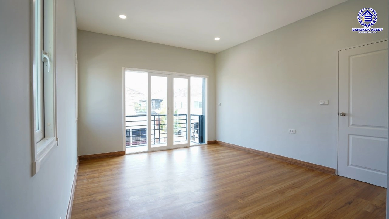 บ้านรีโนเวทใหม่ โครงการ เพอร์เฟคเพลส2 รัตนาธิเบศร์ จากแบรนด์ Property Perfect เนื้อที่ 64 ตร.ว. พื้นที่ใช้สอย 151.32 ตรม. ฟังก์ชันพร้อม 3 ห้องนอน 3 ห้องน้ำ 2 ที่จอดรถ บนที่สุดแห่งทำเลโซนเมือง เชื่อมต่อทุกการเดินทาง ใกล้เซ็นทรัลรัตนาธิเบศร์ จุดขึ้นทางด่วน "งามวงศ์วาน" และรถไฟฟ้า "สถานีไทรม้า"