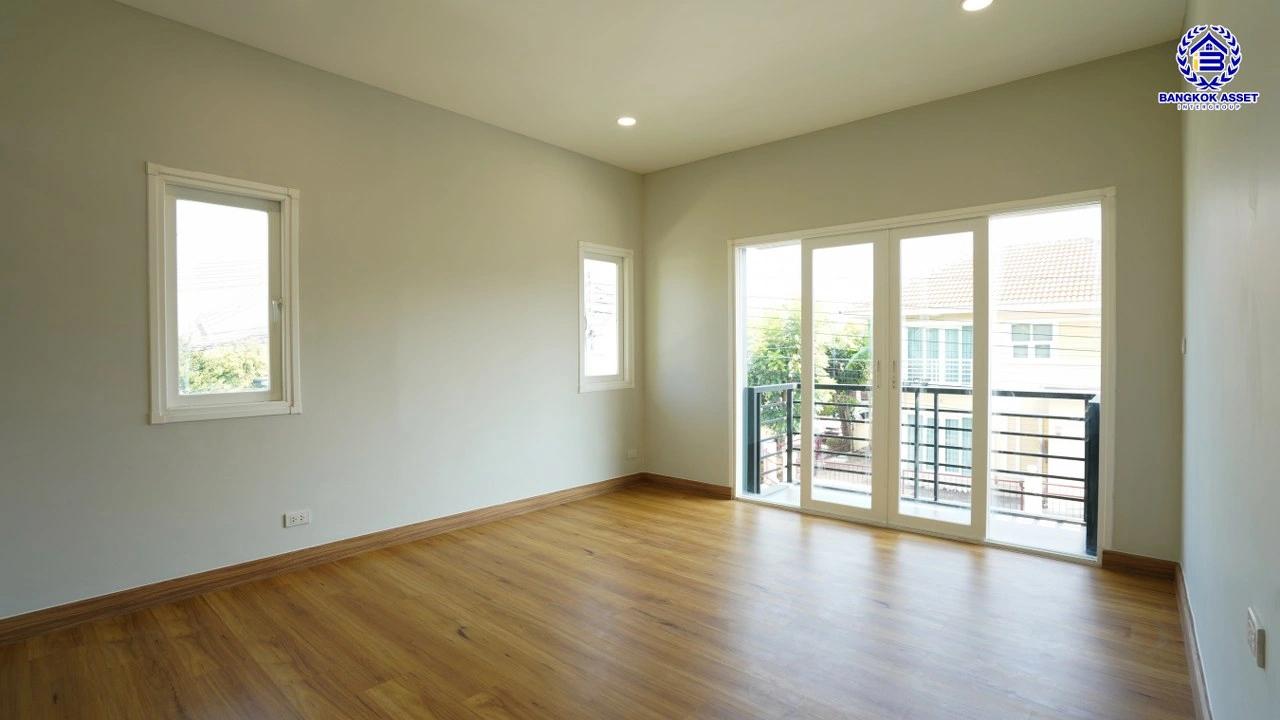 บ้านรีโนเวทใหม่ โครงการ เพอร์เฟคเพลส2 รัตนาธิเบศร์ จากแบรนด์ Property Perfect เนื้อที่ 64 ตร.ว. พื้นที่ใช้สอย 151.32 ตรม. ฟังก์ชันพร้อม 3 ห้องนอน 3 ห้องน้ำ 2 ที่จอดรถ บนที่สุดแห่งทำเลโซนเมือง เชื่อมต่อทุกการเดินทาง ใกล้เซ็นทรัลรัตนาธิเบศร์ จุดขึ้นทางด่วน "งามวงศ์วาน" และรถไฟฟ้า "สถานีไทรม้า"