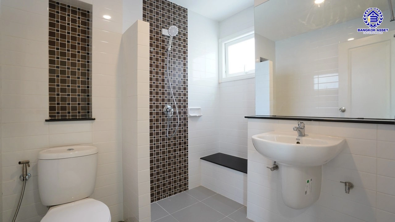 บ้านรีโนเวทใหม่ โครงการ เพอร์เฟคเพลส2 รัตนาธิเบศร์ จากแบรนด์ Property Perfect เนื้อที่ 64 ตร.ว. พื้นที่ใช้สอย 151.32 ตรม. ฟังก์ชันพร้อม 3 ห้องนอน 3 ห้องน้ำ 2 ที่จอดรถ บนที่สุดแห่งทำเลโซนเมือง เชื่อมต่อทุกการเดินทาง ใกล้เซ็นทรัลรัตนาธิเบศร์ จุดขึ้นทางด่วน "งามวงศ์วาน" และรถไฟฟ้า "สถานีไทรม้า"