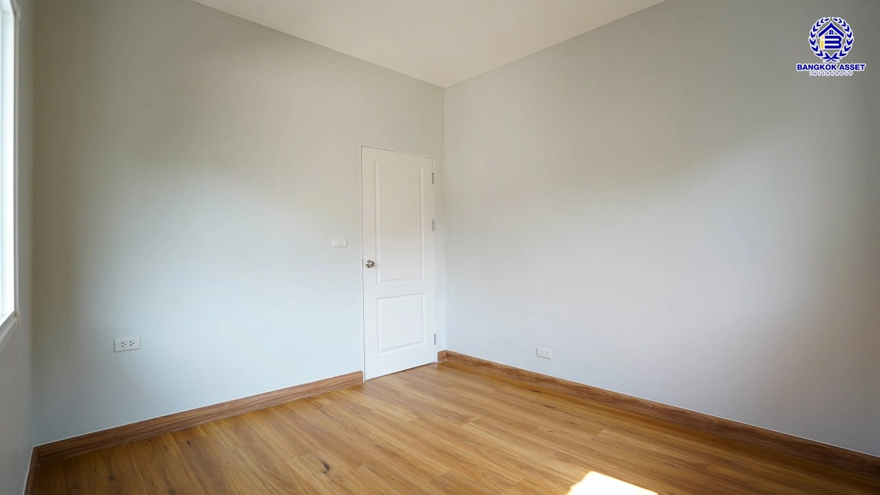 บ้านรีโนเวทใหม่ โครงการ เพอร์เฟคเพลส2 รัตนาธิเบศร์ จากแบรนด์ Property Perfect เนื้อที่ 64 ตร.ว. พื้นที่ใช้สอย 151.32 ตรม. ฟังก์ชันพร้อม 3 ห้องนอน 3 ห้องน้ำ 2 ที่จอดรถ บนที่สุดแห่งทำเลโซนเมือง เชื่อมต่อทุกการเดินทาง ใกล้เซ็นทรัลรัตนาธิเบศร์ จุดขึ้นทางด่วน "งามวงศ์วาน" และรถไฟฟ้า "สถานีไทรม้า"