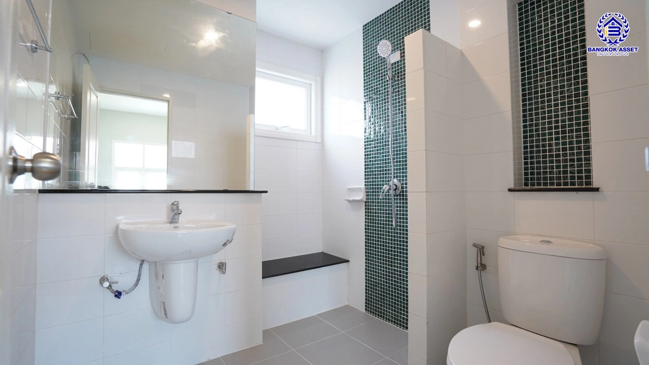 บ้านรีโนเวทใหม่ โครงการ เพอร์เฟคเพลส2 รัตนาธิเบศร์ จากแบรนด์ Property Perfect เนื้อที่ 64 ตร.ว. พื้นที่ใช้สอย 151.32 ตรม. ฟังก์ชันพร้อม 3 ห้องนอน 3 ห้องน้ำ 2 ที่จอดรถ บนที่สุดแห่งทำเลโซนเมือง เชื่อมต่อทุกการเดินทาง ใกล้เซ็นทรัลรัตนาธิเบศร์ จุดขึ้นทางด่วน "งามวงศ์วาน" และรถไฟฟ้า "สถานีไทรม้า"