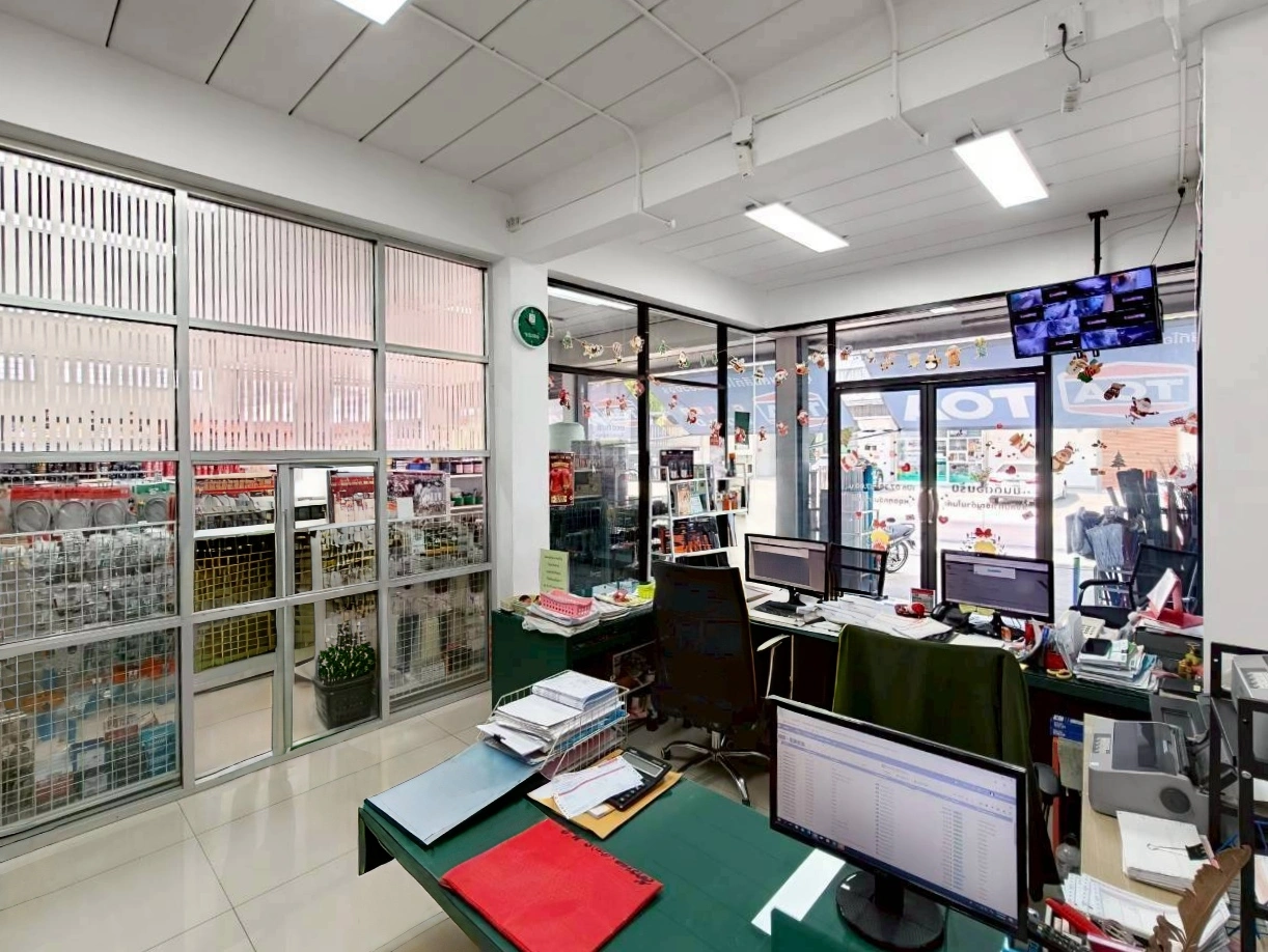 ให้เช่า ตึกแถว พร้อมโกดัง บนทำเลศักยภาพย่าน ลาดพร้าว101 – โยธินพัฒนา เนื้อที่ 180 ตรว. พท.ใช้สอย 905 ตรม. 4 ชั้น ติดถนนซอย 5 นอน 4 น้ำ ห้องสำนักงาน โกดังรองรับน้ำหนักได้เป็นตัน ทำเลดีมาก ทะลุลัดไป ลาดพร้าว101, โพธิ์แก้ว, นวมินทร์, เลียบทางด่วนรามอินทรา เหมาะสำหรับประกอบธุรกิจ คลังสินค้า สำนักงาน