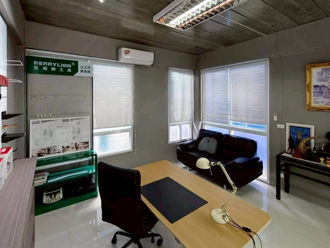 ให้เช่า ตึกแถว พร้อมโกดัง บนทำเลศักยภาพย่าน ลาดพร้าว101 – โยธินพัฒนา เนื้อที่ 180 ตรว. พท.ใช้สอย 905 ตรม. 4 ชั้น ติดถนนซอย 5 นอน 4 น้ำ ห้องสำนักงาน โกดังรองรับน้ำหนักได้เป็นตัน ทำเลดีมาก ทะลุลัดไป ลาดพร้าว101, โพธิ์แก้ว, นวมินทร์, เลียบทางด่วนรามอินทรา เหมาะสำหรับประกอบธุรกิจ คลังสินค้า สำนักงาน