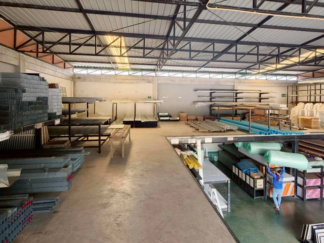 ให้เช่า ตึกแถว พร้อมโกดัง บนทำเลศักยภาพย่าน ลาดพร้าว101 – โยธินพัฒนา เนื้อที่ 180 ตรว. พท.ใช้สอย 905 ตรม. 4 ชั้น ติดถนนซอย 5 นอน 4 น้ำ ห้องสำนักงาน โกดังรองรับน้ำหนักได้เป็นตัน ทำเลดีมาก ทะลุลัดไป ลาดพร้าว101, โพธิ์แก้ว, นวมินทร์, เลียบทางด่วนรามอินทรา เหมาะสำหรับประกอบธุรกิจ คลังสินค้า สำนักงาน