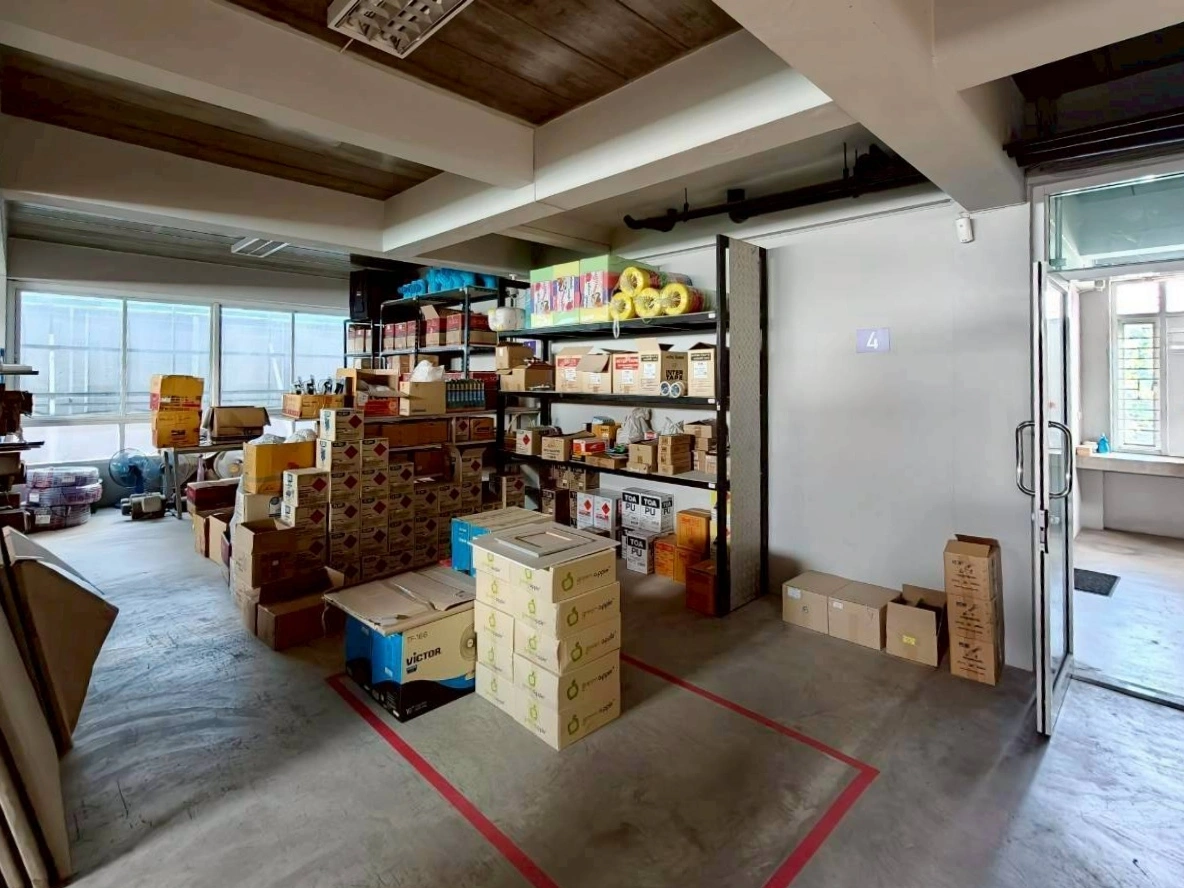 ให้เช่า ตึกแถว พร้อมโกดัง บนทำเลศักยภาพย่าน ลาดพร้าว101 – โยธินพัฒนา เนื้อที่ 180 ตรว. พท.ใช้สอย 905 ตรม. 4 ชั้น ติดถนนซอย 5 นอน 4 น้ำ ห้องสำนักงาน โกดังรองรับน้ำหนักได้เป็นตัน ทำเลดีมาก ทะลุลัดไป ลาดพร้าว101, โพธิ์แก้ว, นวมินทร์, เลียบทางด่วนรามอินทรา เหมาะสำหรับประกอบธุรกิจ คลังสินค้า สำนักงาน